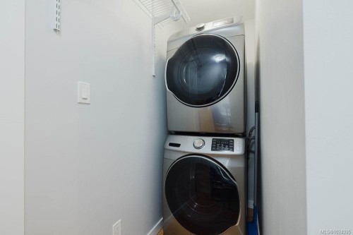841 Old Esquimalt Rd, Esquimalt, BC - Indoor Photo Showing Laundry Room