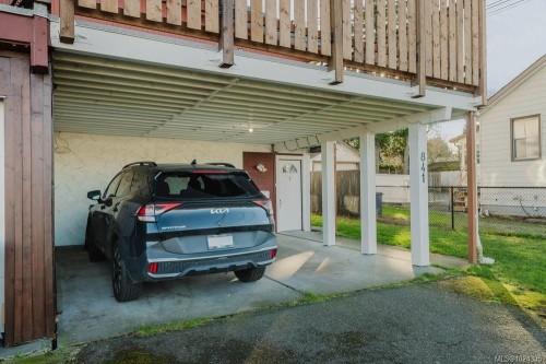 841 Old Esquimalt Rd, Esquimalt, BC -  Photo Showing Garage