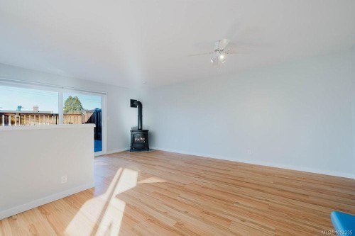 841 Old Esquimalt Rd, Esquimalt, BC - Indoor Photo Showing Other Room