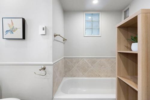 Salle de bains - 333  - 335 Av. Giguère, Québec (Les Rivières), QC - Indoor Photo Showing Bathroom