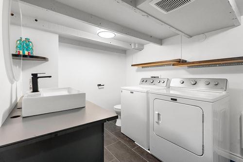 Salle de bains - 333  - 335 Av. Giguère, Québec (Les Rivières), QC - Indoor Photo Showing Laundry Room