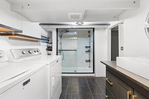 Salle de bains - 333  - 335 Av. Giguère, Québec (Les Rivières), QC - Indoor Photo Showing Laundry Room