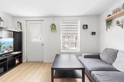 Salon - 333  - 335 Av. Giguère, Québec (Les Rivières), QC - Indoor