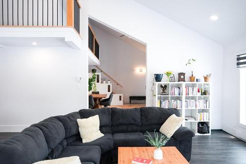 Salon - 300 Rue Masson, Saint-Pierre-Les-Becquets, QC - Indoor Photo Showing Living Room