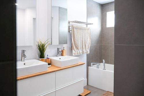 Salle de bains attenante à la CCP - 300 Rue Masson, Saint-Pierre-Les-Becquets, QC - Indoor Photo Showing Bathroom