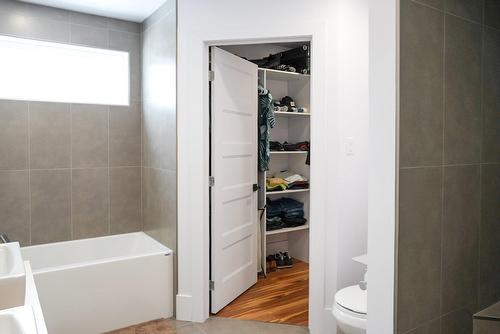 Penderie (Walk-in) - 300 Rue Masson, Saint-Pierre-Les-Becquets, QC - Indoor Photo Showing Bathroom