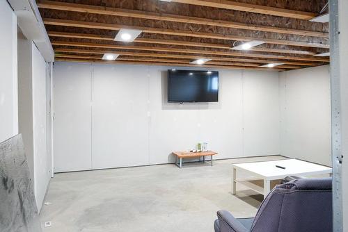 Salle familiale - 300 Rue Masson, Saint-Pierre-Les-Becquets, QC - Indoor Photo Showing Basement