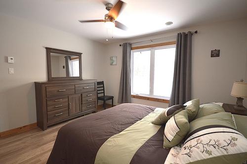 Chambre à coucher principale - 153 Ch. Roy, Amherst, QC - Indoor Photo Showing Bedroom