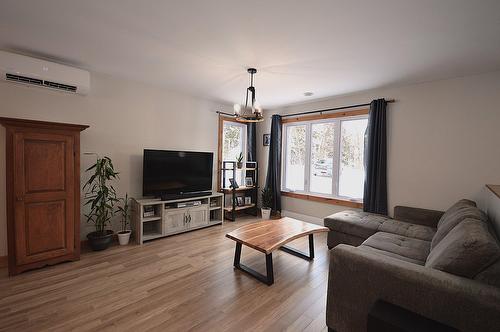 Salon - 153 Ch. Roy, Amherst, QC - Indoor Photo Showing Living Room