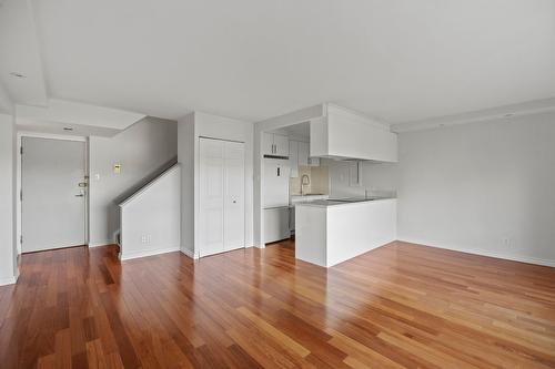 Salon - 302-150 Rue Berlioz, Montréal (Verdun/Île-Des-Soeurs), QC - Indoor Photo Showing Kitchen