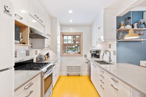 Cuisine - 5544 Av. Isabella, Montréal (Côte-Des-Neiges/Notre-Dame-De-Grâce), QC - Indoor Photo Showing Kitchen With Double Sink With Upgraded Kitchen