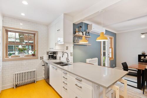 Cuisine - 5544 Av. Isabella, Montréal (Côte-Des-Neiges/Notre-Dame-De-Grâce), QC - Indoor Photo Showing Kitchen With Double Sink