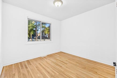 Chambre à coucher - 20 Rue Émile, Laval (Laval-Des-Rapides), QC - Indoor Photo Showing Other Room