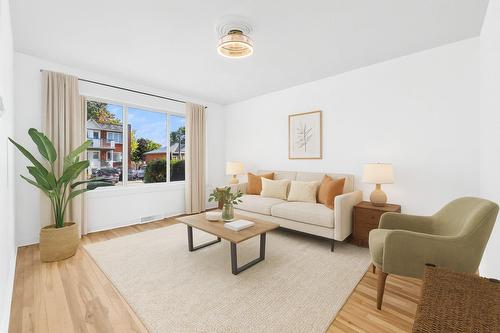 Salon - 20 Rue Émile, Laval (Laval-Des-Rapides), QC - Indoor Photo Showing Living Room