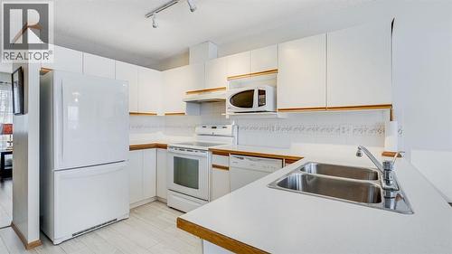 Great space for preparing meals - 42, 105 Elm Place, Okotoks, AB - Indoor Photo Showing Kitchen With Double Sink
