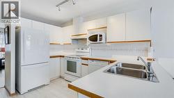 Great space for preparing meals - 