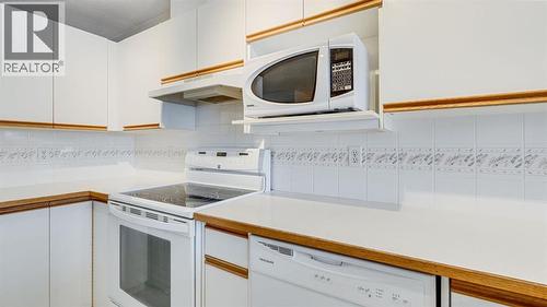 Bright - 42, 105 Elm Place, Okotoks, AB - Indoor Photo Showing Kitchen