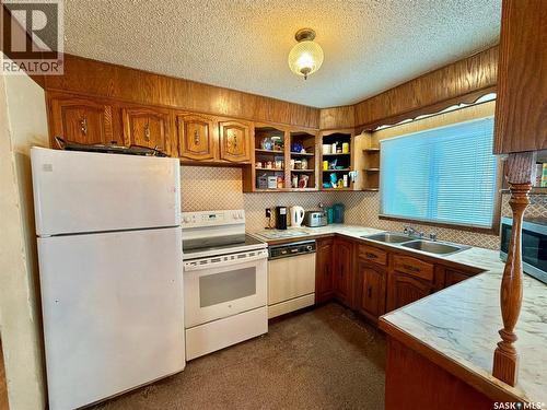 639 Mcintosh Street, Regina, SK - Indoor Photo Showing Kitchen With Double Sink