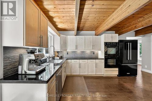 7896 6Th Line, Essa, ON - Indoor Photo Showing Kitchen With Upgraded Kitchen