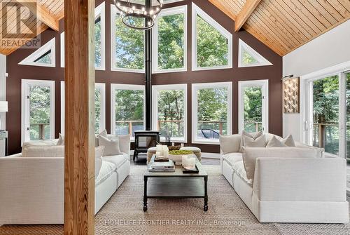 7896 6Th Line, Essa, ON - Indoor Photo Showing Living Room