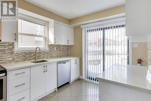 2443 Brookhurst Road, Mississauga, ON - Indoor Photo Showing Kitchen With Upgraded Kitchen
