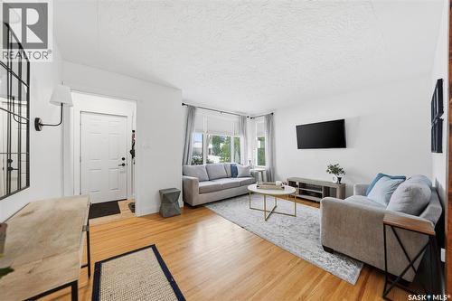 1622 Cairns Avenue, Saskatoon, SK - Indoor Photo Showing Living Room