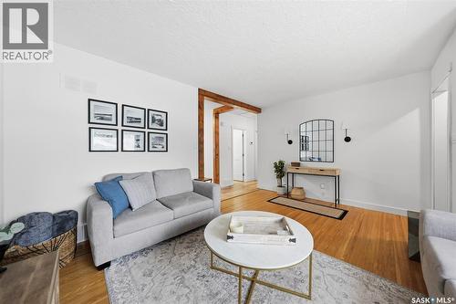1622 Cairns Avenue, Saskatoon, SK - Indoor Photo Showing Living Room