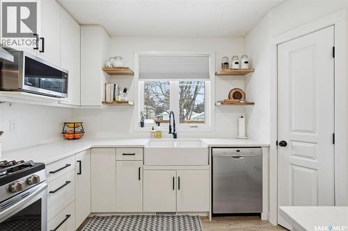 1622 Cairns Avenue, Saskatoon, SK - Indoor Photo Showing Kitchen