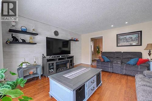 6331 Falton Road Ne, Calgary, AB - Indoor Photo Showing Living Room