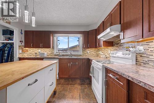 6331 Falton Road Ne, Calgary, AB - Indoor Photo Showing Kitchen