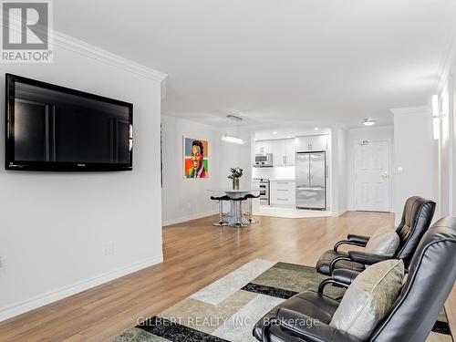 806 - 100 Observatory Lane, Richmond Hill, ON - Indoor Photo Showing Living Room