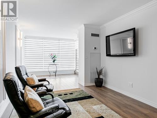 806 - 100 Observatory Lane, Richmond Hill, ON - Indoor Photo Showing Living Room