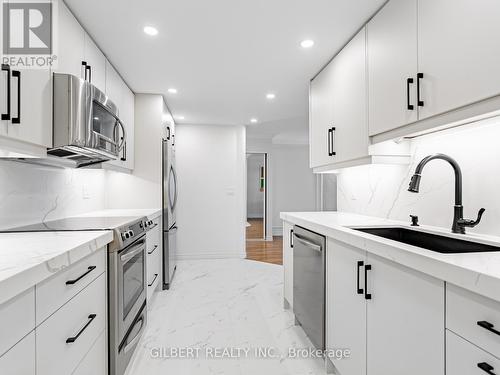 806 - 100 Observatory Lane, Richmond Hill, ON - Indoor Photo Showing Kitchen With Upgraded Kitchen