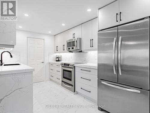 806 - 100 Observatory Lane, Richmond Hill, ON - Indoor Photo Showing Kitchen With Stainless Steel Kitchen With Upgraded Kitchen