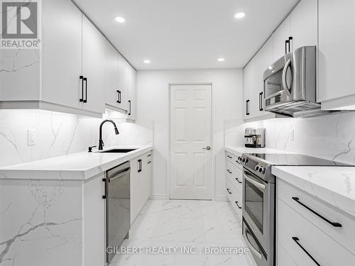 806 - 100 Observatory Lane, Richmond Hill, ON - Indoor Photo Showing Kitchen With Upgraded Kitchen