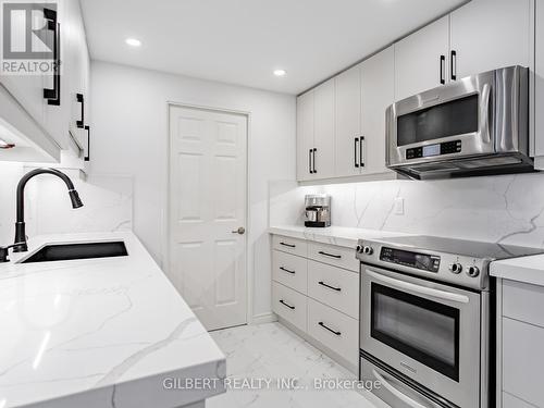 806 - 100 Observatory Lane, Richmond Hill, ON - Indoor Photo Showing Kitchen