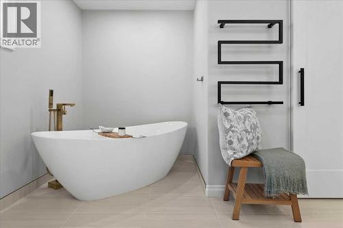 Soaking tub - 255 Gleneagles View, Cochrane, AB - Indoor Photo Showing Bathroom
