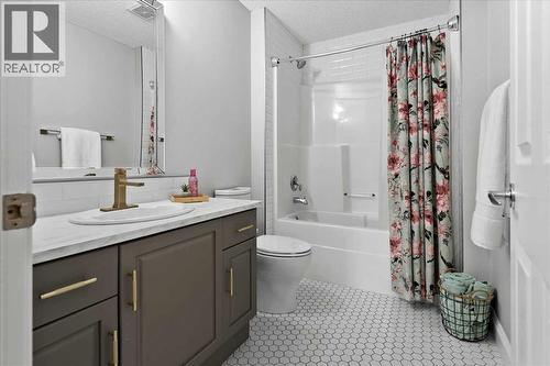 4 pce upper level bath - 255 Gleneagles View, Cochrane, AB - Indoor Photo Showing Bathroom