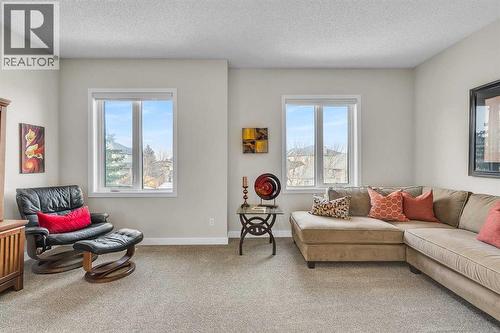 103 Panamount Crescent Nw, Calgary, AB - Indoor Photo Showing Living Room