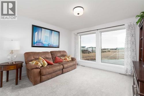 131 Goldenrod Way W, Lethbridge, AB - Indoor Photo Showing Living Room