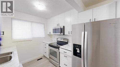 1, 115 Lafayette Boulevard W, Lethbridge, AB - Indoor Photo Showing Kitchen With Double Sink