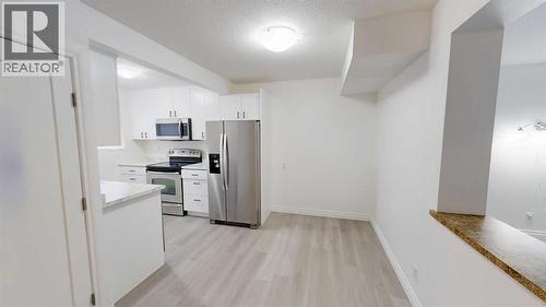 1, 115 Lafayette Boulevard W, Lethbridge, AB - Indoor Photo Showing Kitchen