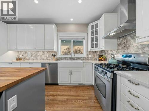 250 23 Avenue Ne, Calgary, AB - Indoor Photo Showing Kitchen With Stainless Steel Kitchen With Upgraded Kitchen