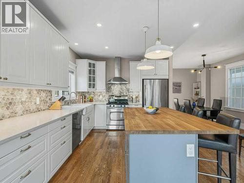 250 23 Avenue Ne, Calgary, AB - Indoor Photo Showing Kitchen With Stainless Steel Kitchen With Upgraded Kitchen