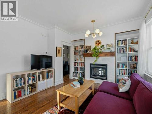 250 23 Avenue Ne, Calgary, AB - Indoor Photo Showing Living Room With Fireplace