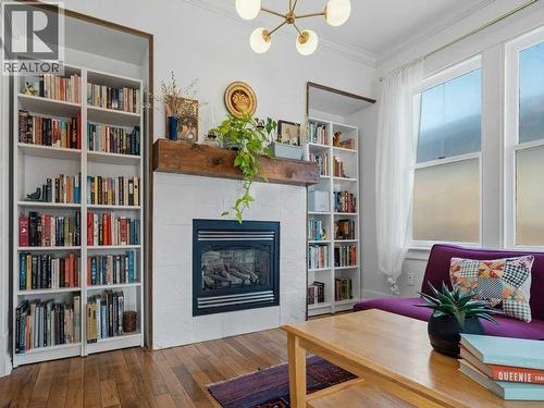 250 23 Avenue Ne, Calgary, AB - Indoor With Fireplace