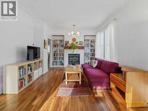 250 23 Avenue Ne, Calgary, AB - Indoor Photo Showing Living Room With Fireplace