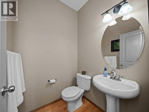 108 Pantego Rise Nw, Calgary, AB - Indoor Photo Showing Bathroom