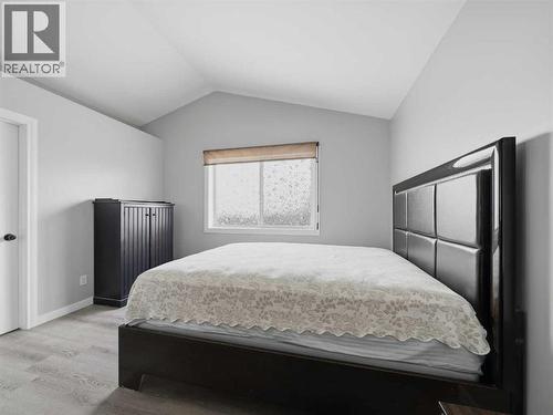 109 Somerset Close Sw, Calgary, AB - Indoor Photo Showing Bedroom