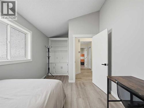 109 Somerset Close Sw, Calgary, AB - Indoor Photo Showing Bedroom